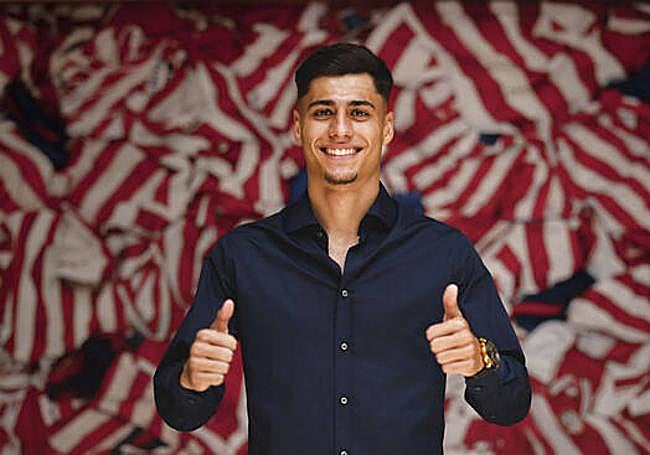 Carlos Martín posa tras su renovación con el Atlético hasta 2029.