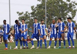 Jugadores albiazules, durante la tanda de penaltis del partido contra la Real Sociedad.