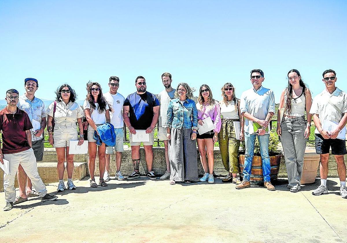 Los once participantes en el viaje junto a la diputada Noemí Aguirre.