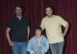 Fernando Velázquez, Idoia Asurmendi e Iñigo Etxezarreta, en el Teatro Principal.