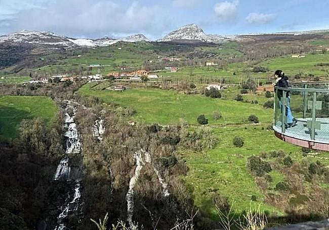 En la zona se encuentra un mirador de estructora metálica con barandilla perfecto para disfrutar del paraje.