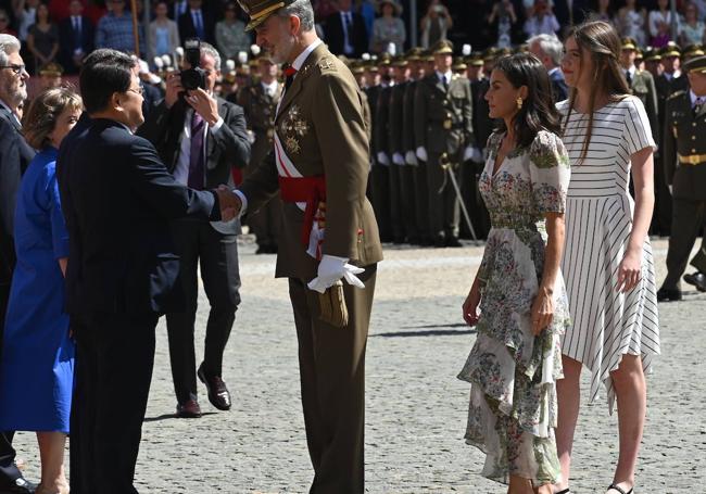 Letizia, en la entrega de los Reales Despachos de Empleo de la Academia General Militar en Zaragoza, con vestido floral de Maje.