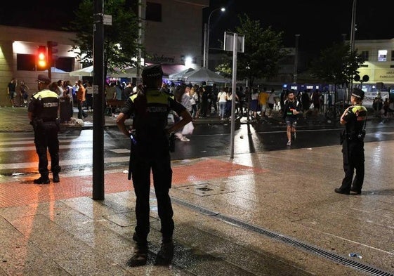 Imagen de archivo de la Policía de Santurtzi patrullando en los accesos al recinto festivo en los 'Cármenes'.