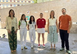 La concejala de Deporte Ana López de Uralde, la directora de Fundación Vital Arantxa Ibáñez de Opakua, y el director técnico del torneo Mikel Rafael junto a pelotaris que participarán en los torneos.