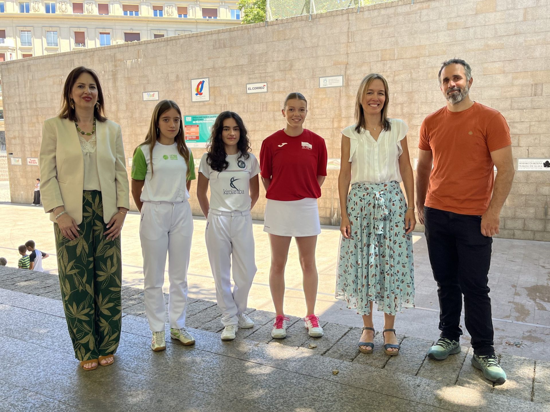 La concejala de Deporte Ana López de Uralde, la directora de Fundación Vital Arantxa Ibáñez de Opakua, y el director técnico del torneo Mikel Rafael junto a pelotaris que participarán en los torneos.