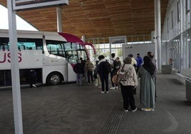 Viajeros esperan al bus en Vitoria.