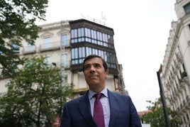 Antón Arriola, presidente de Kutxabank, junto a la sede central del banco en la capital vizcaína.