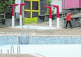 La piscina exterior de Txurdinaga todavía no ha abierto al público.