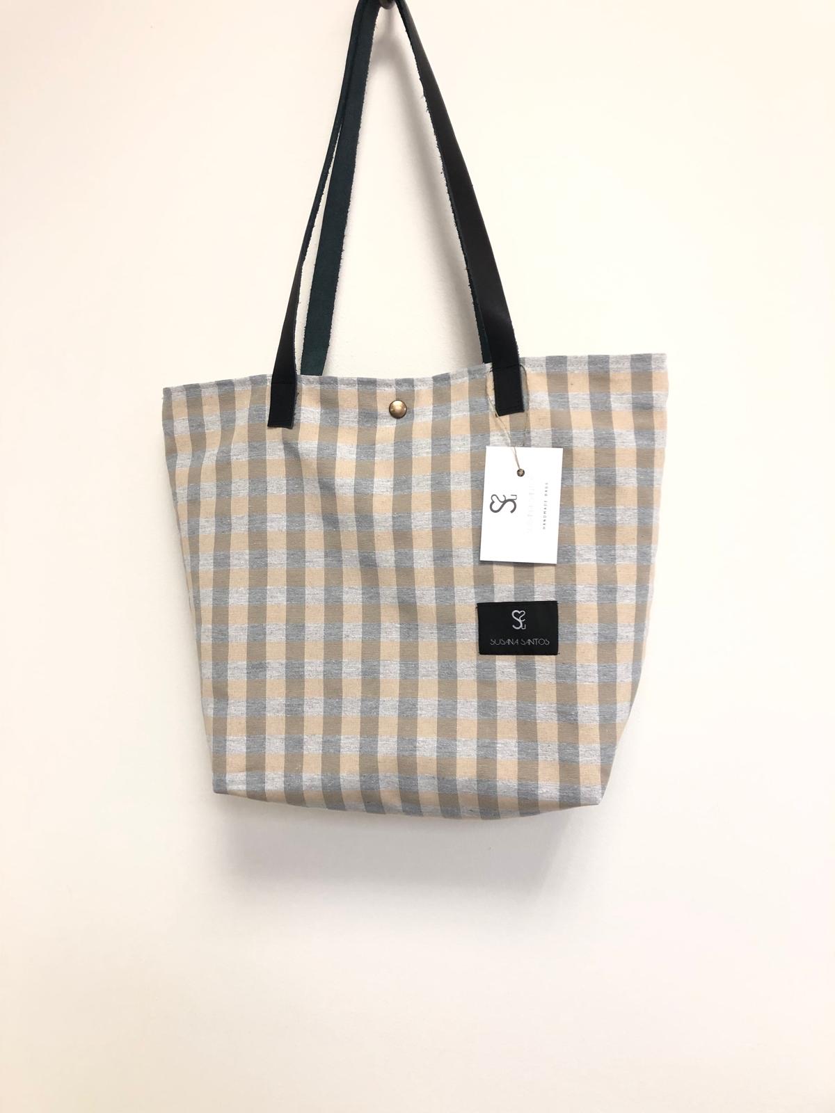 Las bolsas de playa que diseña y confecciona Susana Santos son perfectas para llevar encima todo lo que te propongas.