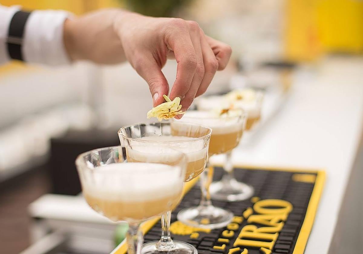 La oferta de trabajo de un restaurante que indigna en redes: «Camarero, repartidor y esclavo»