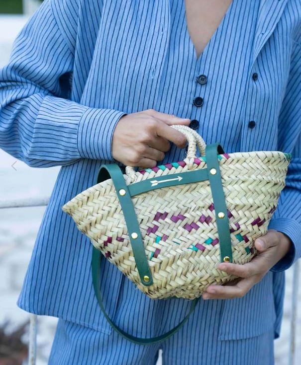 La firma vizcaína Mercules apuesta por capazos diferentes con asas de piel y detalles de colores.