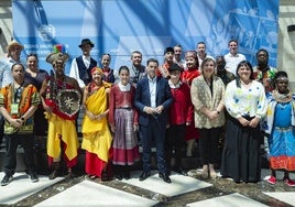 Pradales, en el centro, ha puesto en valor el festival por permitir que grupos de todos los lugares del mundo se unan en la villa jarrillera.