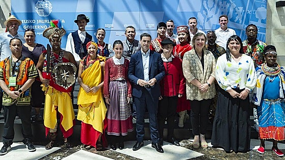 El lehendakari recibe a los grupos del Festival Internacional de Folklore de Portugalete: «Un pueblo sin cultura es un pueblo sin alma»