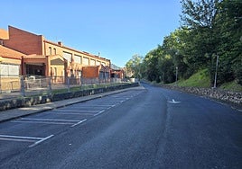 Vista del camino junto a las escuelas de Leitoki.