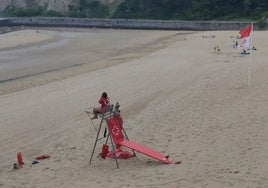 Una playa vizcaína vacía a principios de julio.