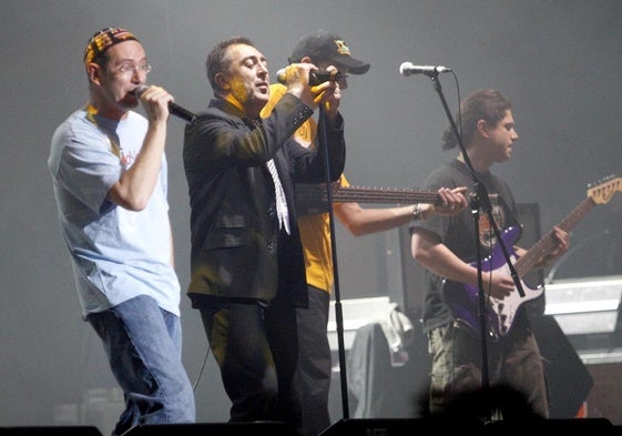 Pedro Espinosa y Pako Pko, juntos en un concierto de la despedida oficial de Potato en 2008.