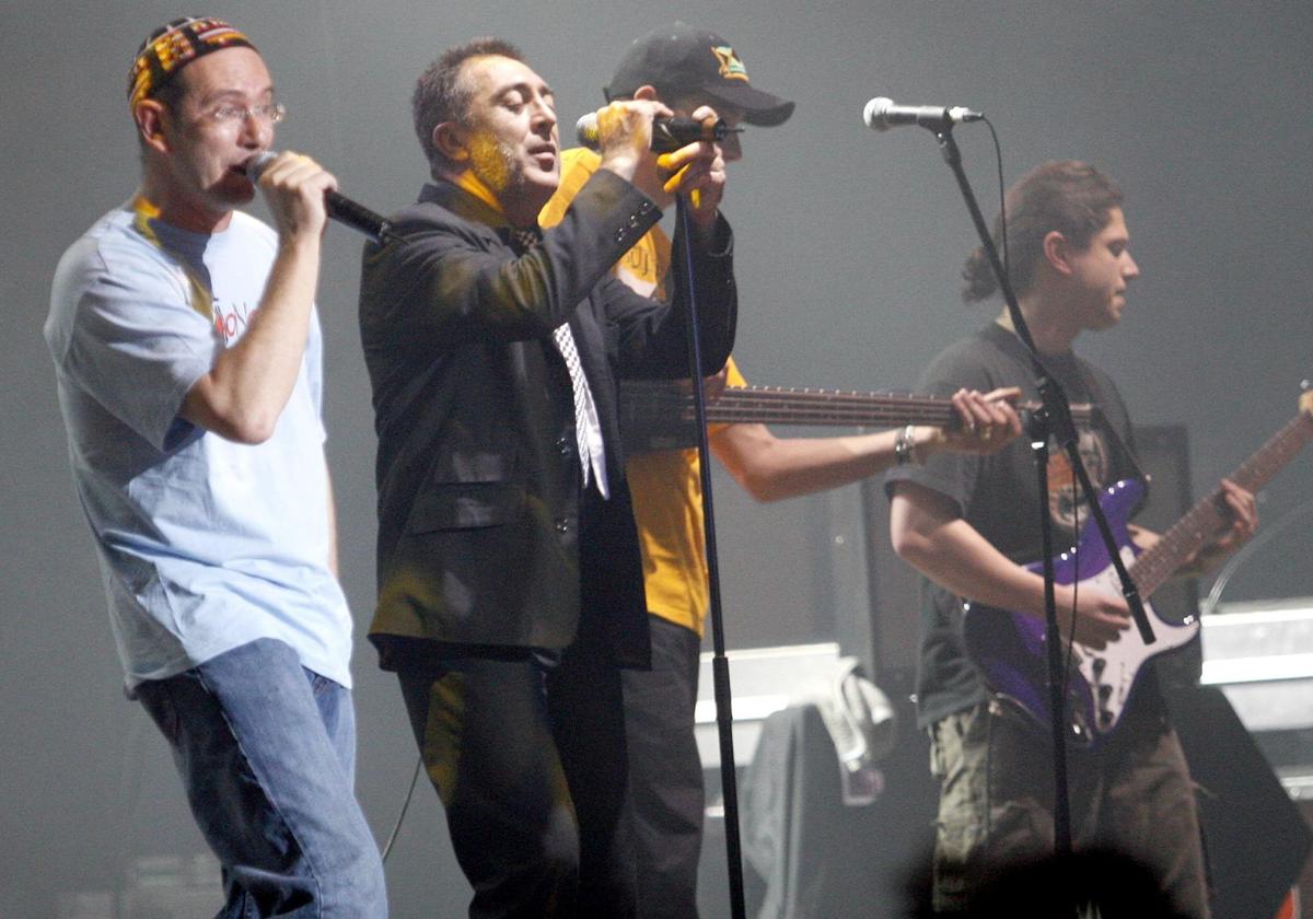 Pedro Espinosa y Pako Pko, juntos en un concierto de la despedida oficial de Potato en 2008.