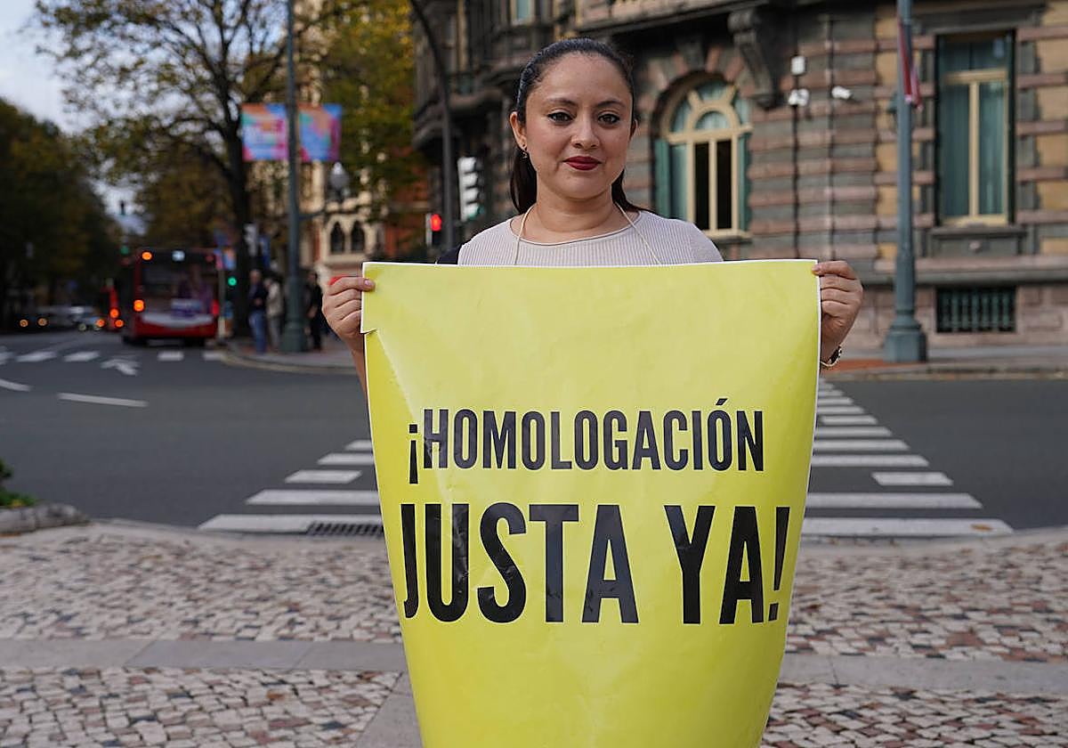 Rebeca Picado, pediatra nicaragüense, en una protesta en el centro de Bilbao.