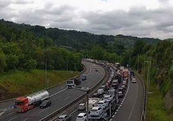 Finalizan las retenciones por un accidente en Sondika con dos heridos