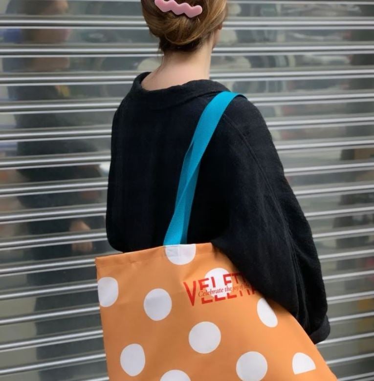 Saioa Segura y su pareja, Oskar, fundadores de la firma Veletta, crean y confeccionan originales y alegres mochilas para «gente con rollo» que quiere vivir con estilo mientras cuida el planeta.