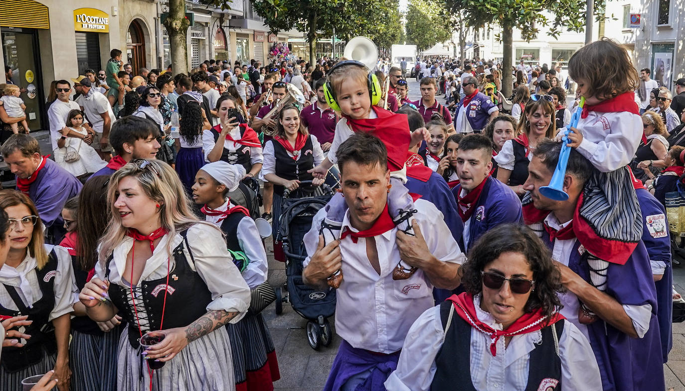 Búscate en el paseíllo de los blusas y neskas