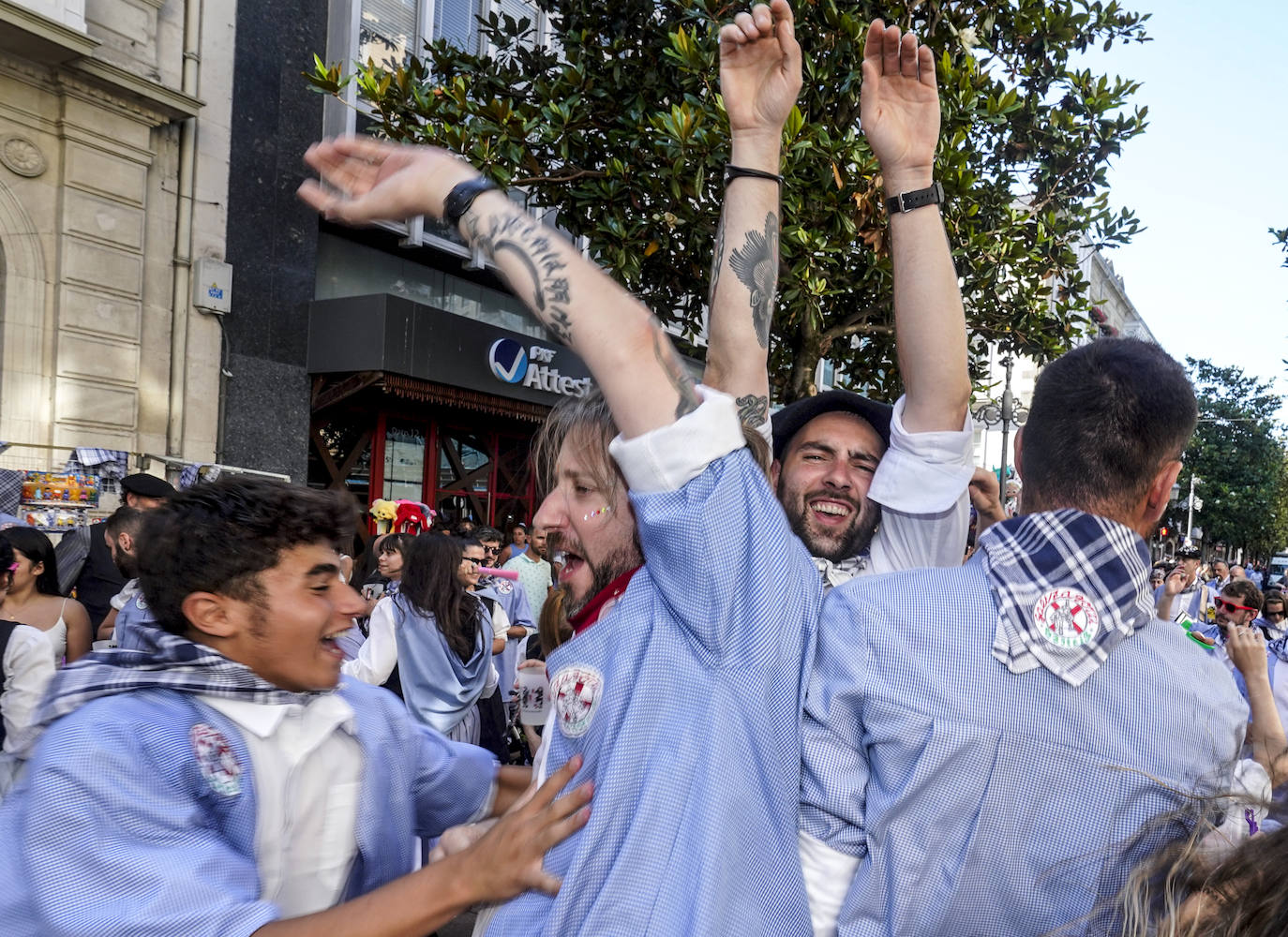 Búscate en el paseíllo de los blusas y neskas