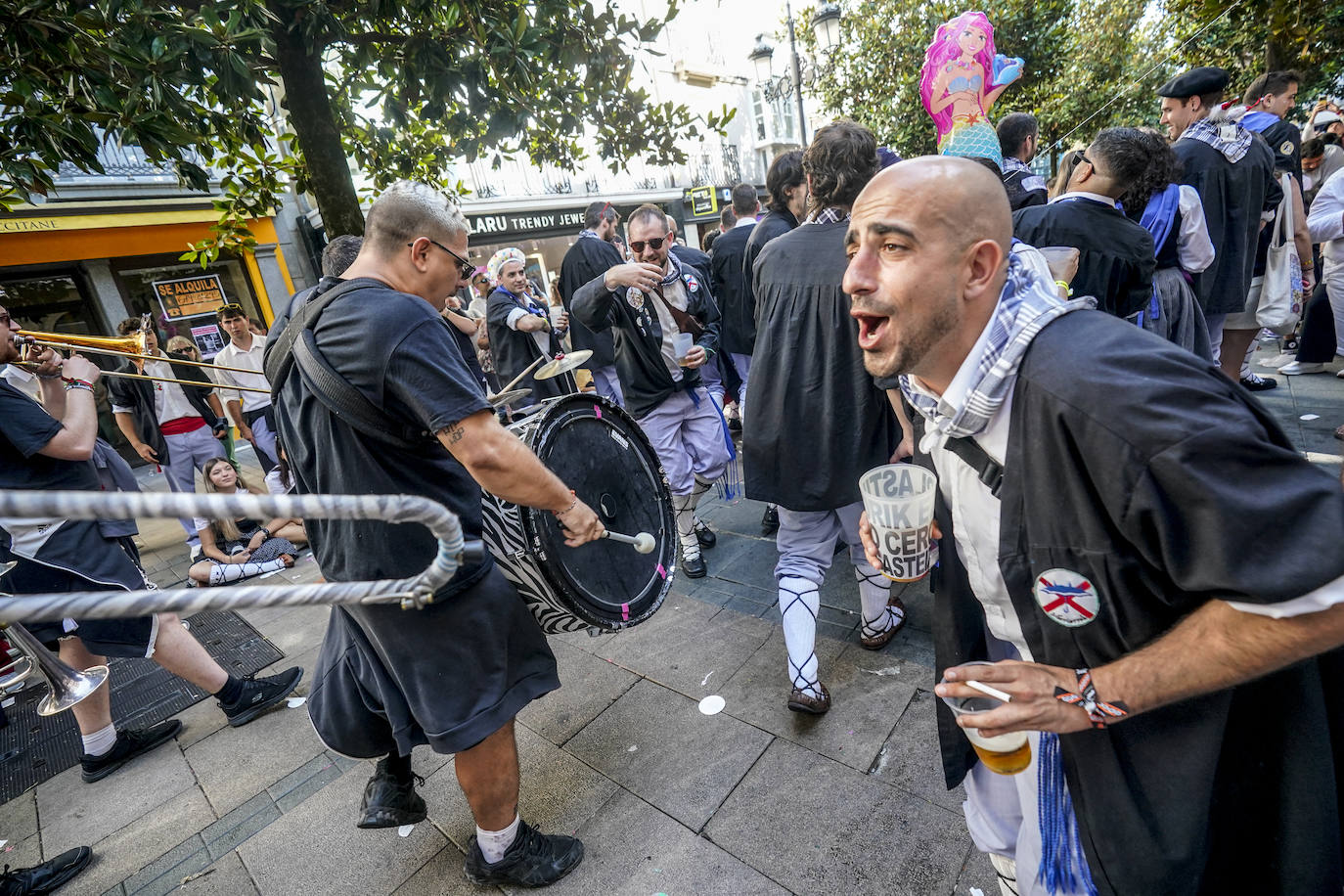 Búscate en el paseíllo de los blusas y neskas