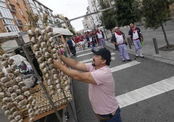 La feria ha recuperado este año su emplazamiento habitual, entre la cuesta de San Francisco y Portal del Rey.