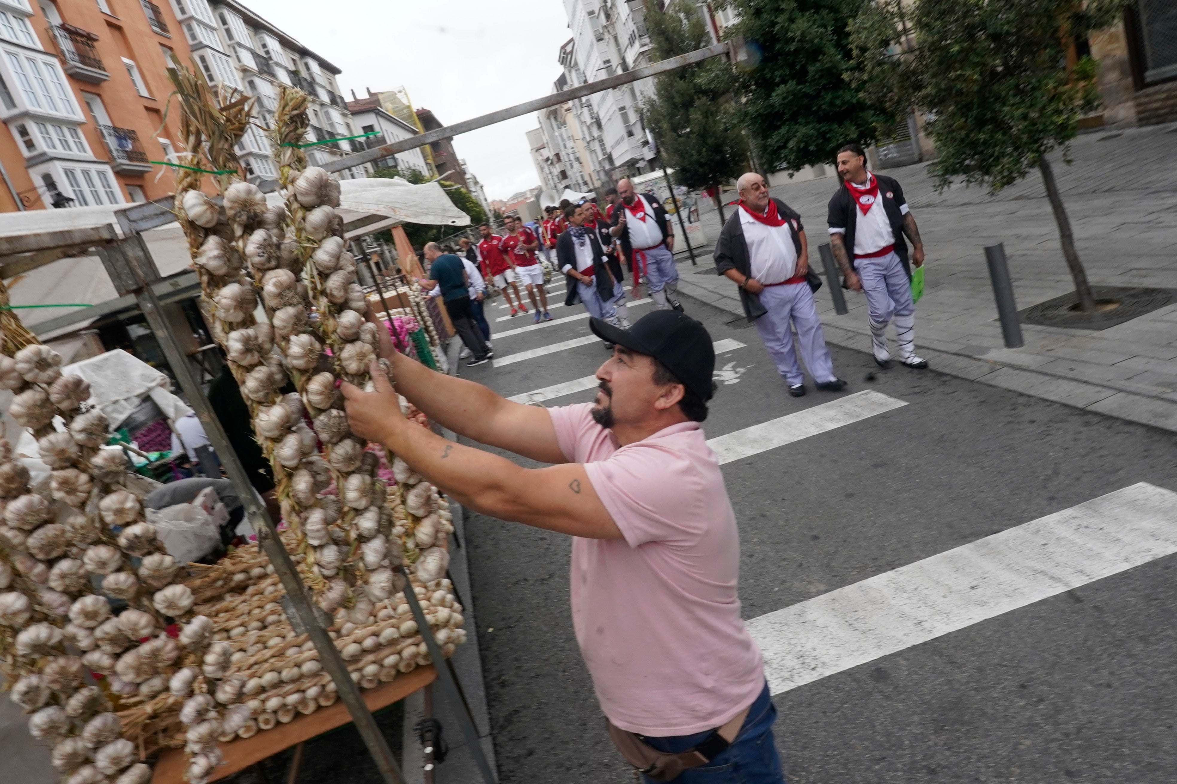 La feria ha recuperado este año su emplazamiento habitual, entre la cuesta de San Francisco y Portal del Rey.