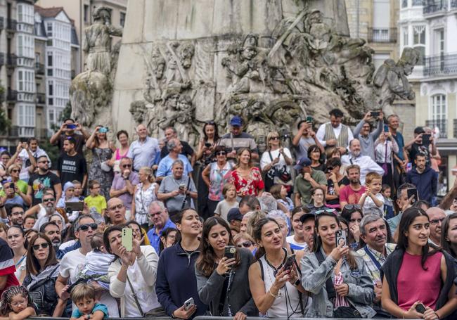 Público durante la carrera en la plaza de la Virgen Blanca.