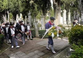 El emotivo paseíllo en Santa Isabel en recuerdo de los blusas fallecidos