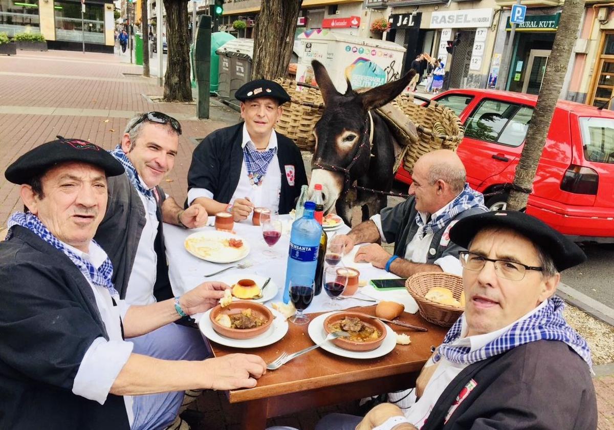 Varios integrandes de Batasuna, de comida con Tamames frente al Museo Artium.