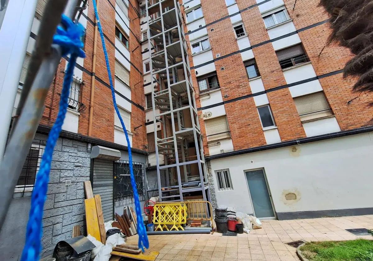 Uno de los edificios en los que las obras están sin acabar está situado en Avilés