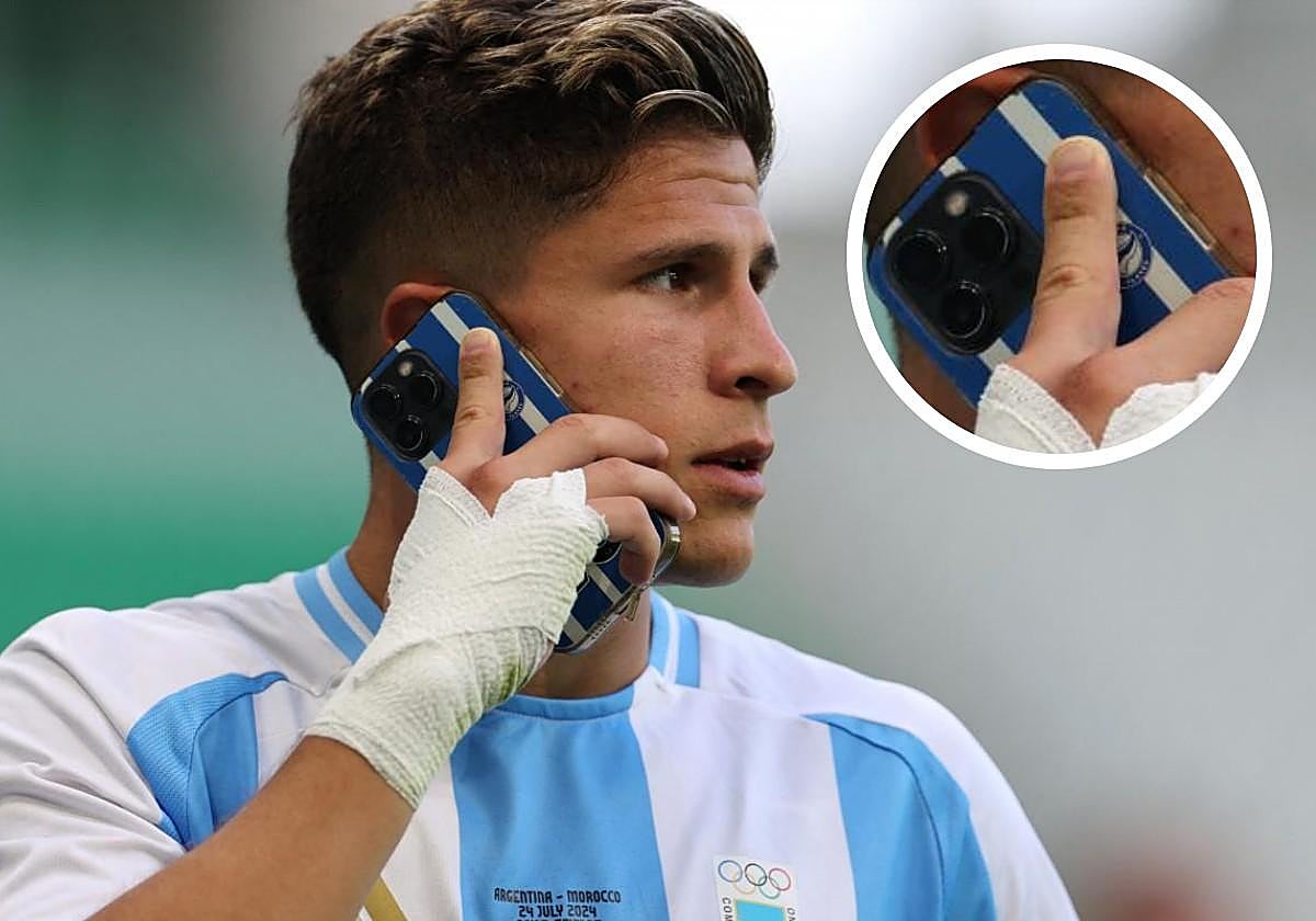 Giuliano Simeone habla por teléfono tras el Argentina-Marruecos.