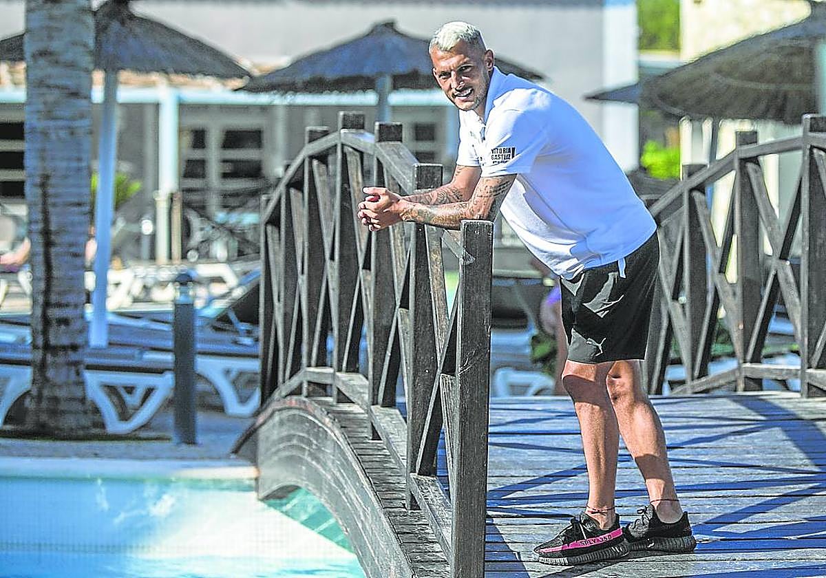 Stoichkov posa relajado mientras sus compañeros disfrutaban la tarde libre.