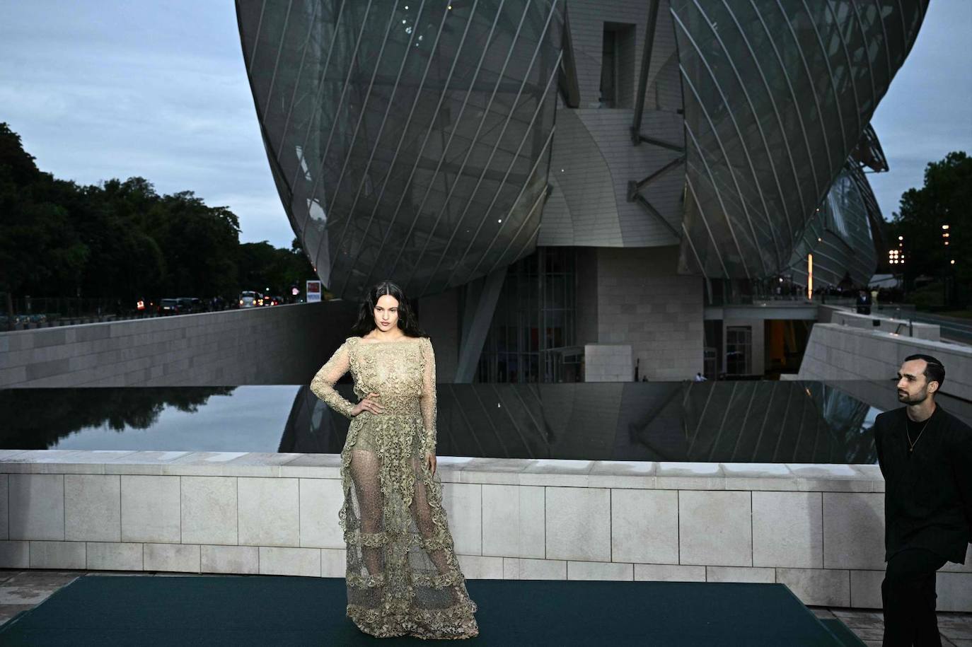 Rosalía en posa en la entrada de la Fundación Louis Vuitton