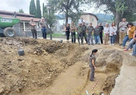 Miembros de Aranzadi junto con las autoridades del Gobierno vasco y de la corporación municipal de Amorebieta.