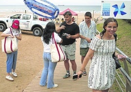 Dos trabajadoras se encargaron el miércoles de concienciar a los jóvenes en la playa de la Arena.