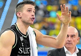 Rabaseda protesta al árbitro bajo la mirada de Ponsarnau.