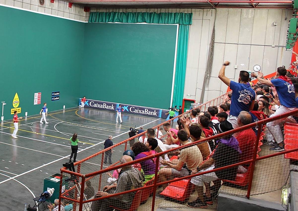 Imagen secundaria 1 - 1. Las verbenas siguen siendo un atractivo del programa festivo. 2. El público vibró con los partidos de pelota profesional del frontón. 3. Variadas fanfarrias alegran las calles de Ermua con su música.