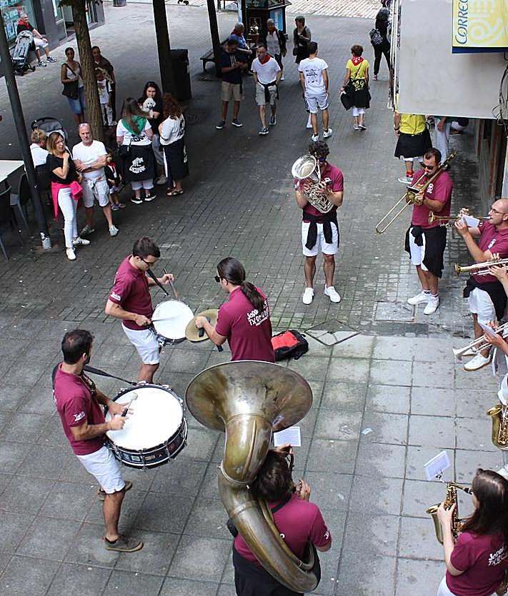 Imagen secundaria 2 - 1. Las verbenas siguen siendo un atractivo del programa festivo. 2. El público vibró con los partidos de pelota profesional del frontón. 3. Variadas fanfarrias alegran las calles de Ermua con su música.