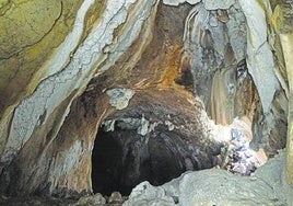 Según una vieja leyenda, la Señora de Sarastarri venía a esta cueva a bañar sus pies en la laguna que se esconde en su interior.