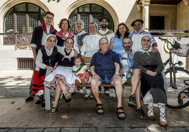 Varias generaciones de la familia Ibarrola-Zulueta posan ante Correos.