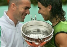 Zidane le entrega la Copa de los Mosqueteros a Nadal en 2005.