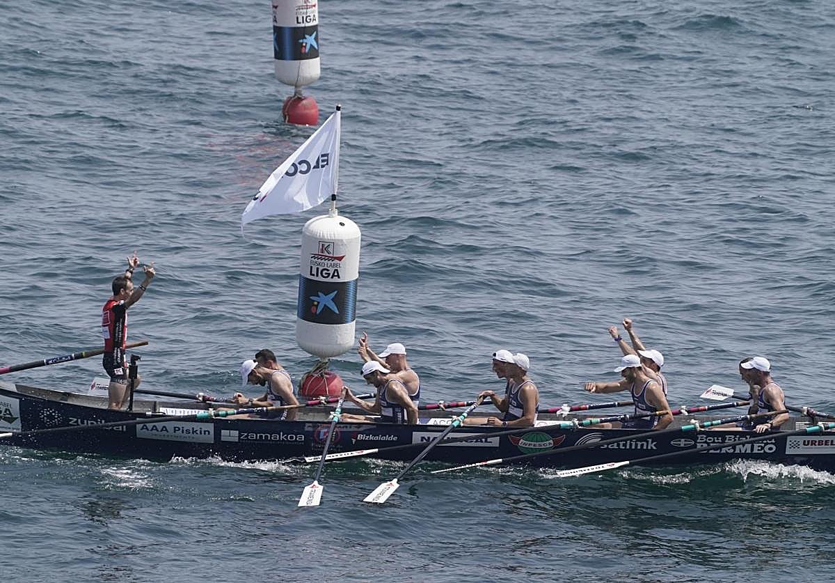 Los de Bermeo celebran la victoria en Lekeitio.