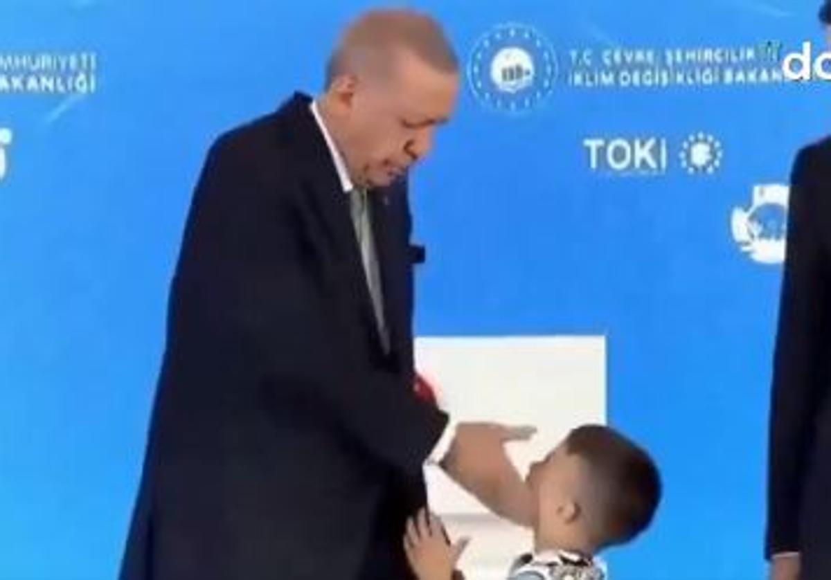 Erdogan abofetea a un niño que no le besa la mano durante una ceremonia