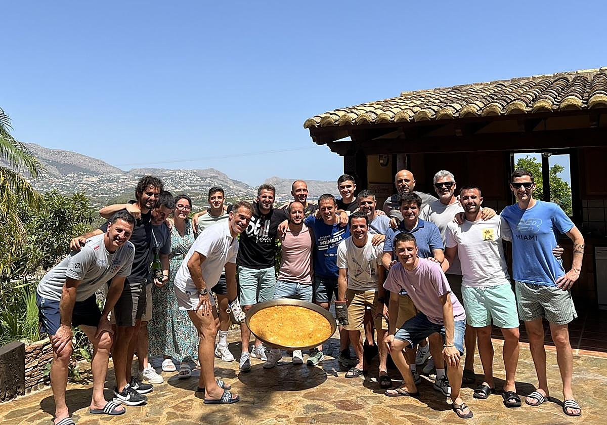 El cuerpo técnico y el resto de trabajadores del club en la expedición.