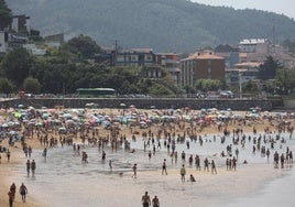 La playa de Gorliz hoy llena de gente por la subida de las temperaturas.