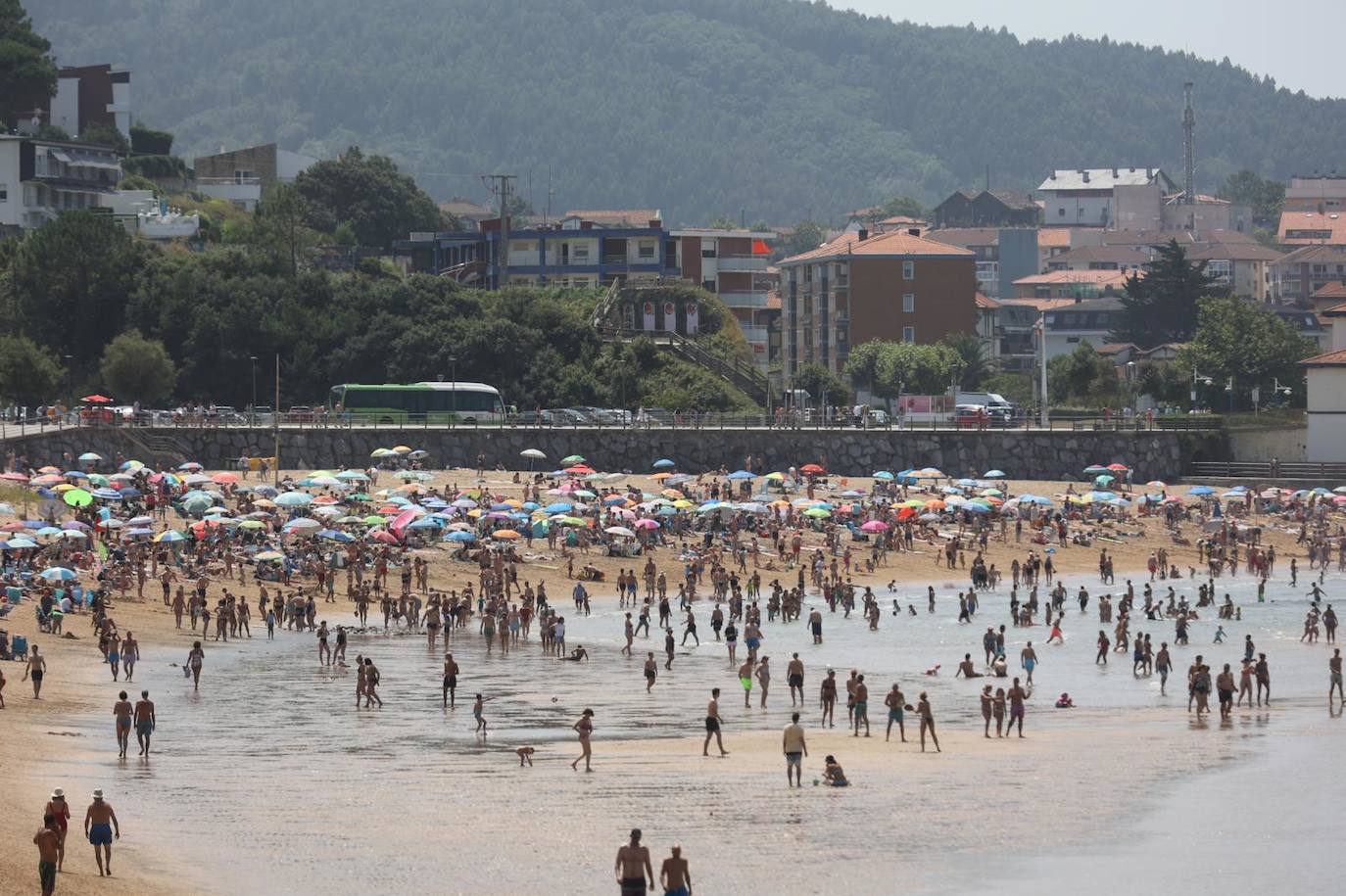 La playa de Gorliz hoy llena de gente por la subida de las temperaturas.