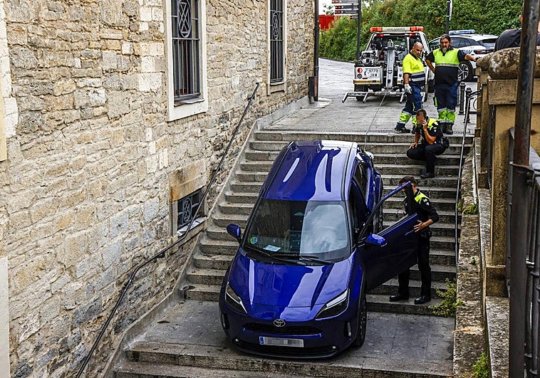 Un coche se queda atrapado en las escaleras del Machete en Vitoria
